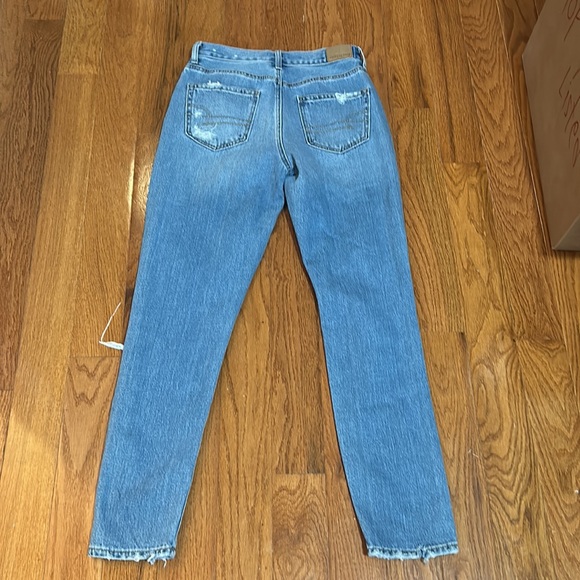 AMERICAN EAGLE mom jeans DISTRESSED  CURVY HIGH RISE IN SIZE 0 - Picture 5 of 8
